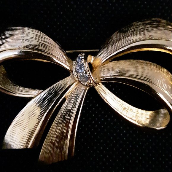 Vintage Avon Gold Tone Rhinestone Ribbon Pin Brooch - Picture 2 of 6